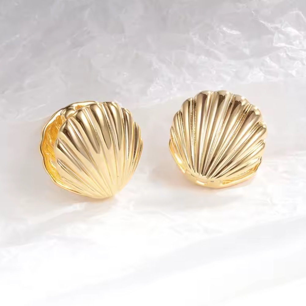 Boho Style Gold Seashell Earrings - Picture 1 of 4